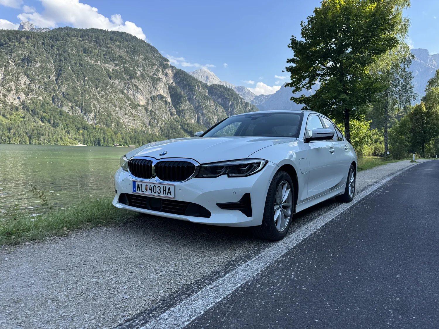 BMW 330e in Alpinweiß, Frontansicht am See